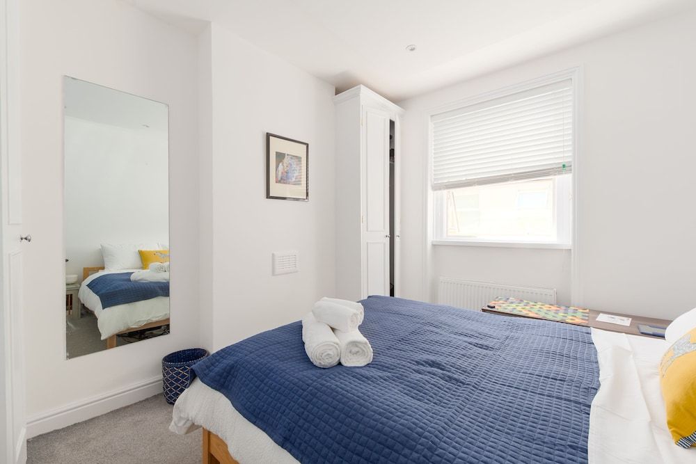 undefined Bright two Bedroom Flat in Fashionable Fulham by Underthedoormat 10