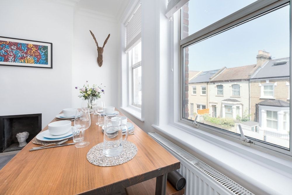 undefined Bright two Bedroom Flat in Fashionable Fulham by Underthedoormat 2