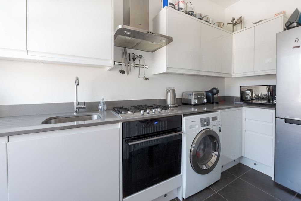 undefined Bright two Bedroom Flat in Fashionable Fulham by Underthedoormat