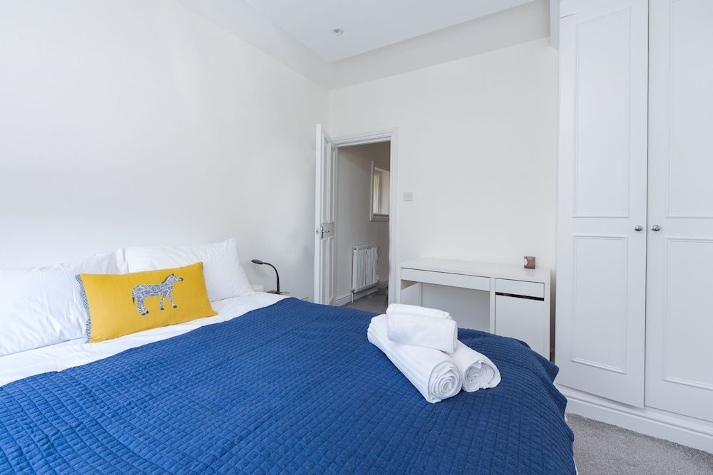 Bright two Bedroom Flat in Fashionable Fulham by Underthedoormat Family Apartment (2 Bedrooms) 2
