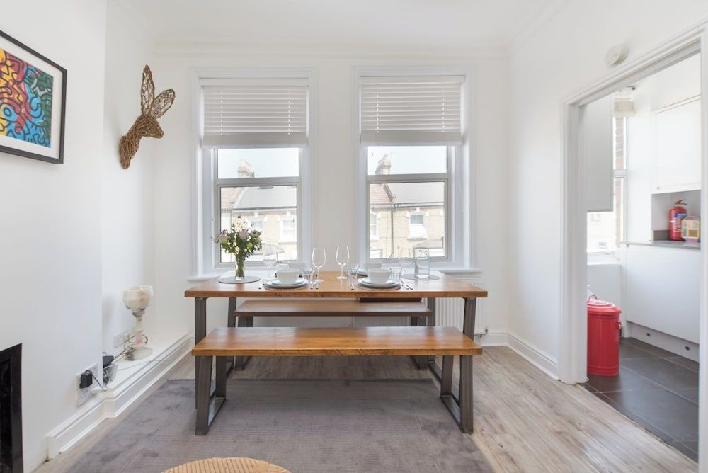 undefined Bright two Bedroom Flat in Fashionable Fulham by Underthedoormat 6