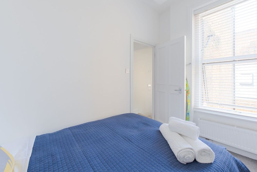 Bright two Bedroom Flat in Fashionable Fulham by Underthedoormat Family Apartment (2 Bedrooms) 6