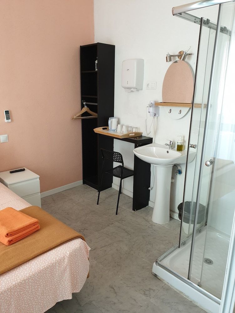 Hostal Plaza Luna Economy Double Room, 1 Double Bed 14