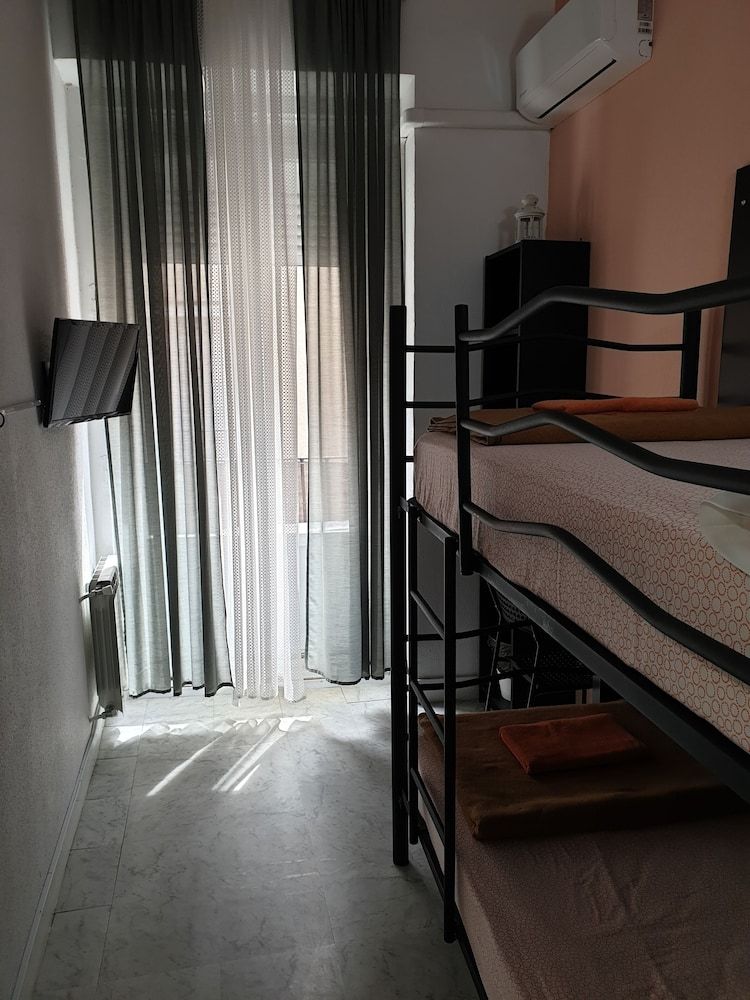 Hostal Plaza Luna Economy Twin Room 10