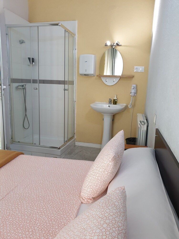 Hostal Plaza Luna Economy Double Room, 1 Double Bed 5