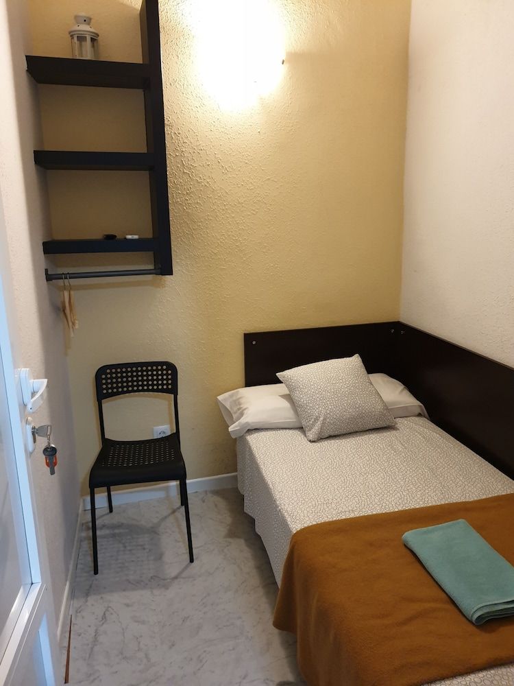 Hostal Plaza Luna Economy Single Room 2