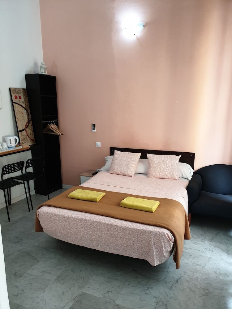 Hostal Plaza Luna Economy Double Room, 1 Double Bed 7