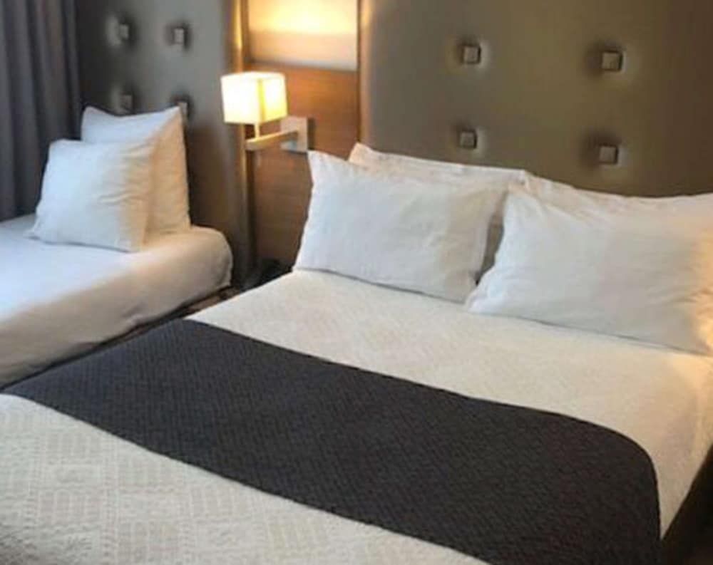 Kyriad Lyon Est - Genas Eurexpo Family Room, Multiple Beds 2