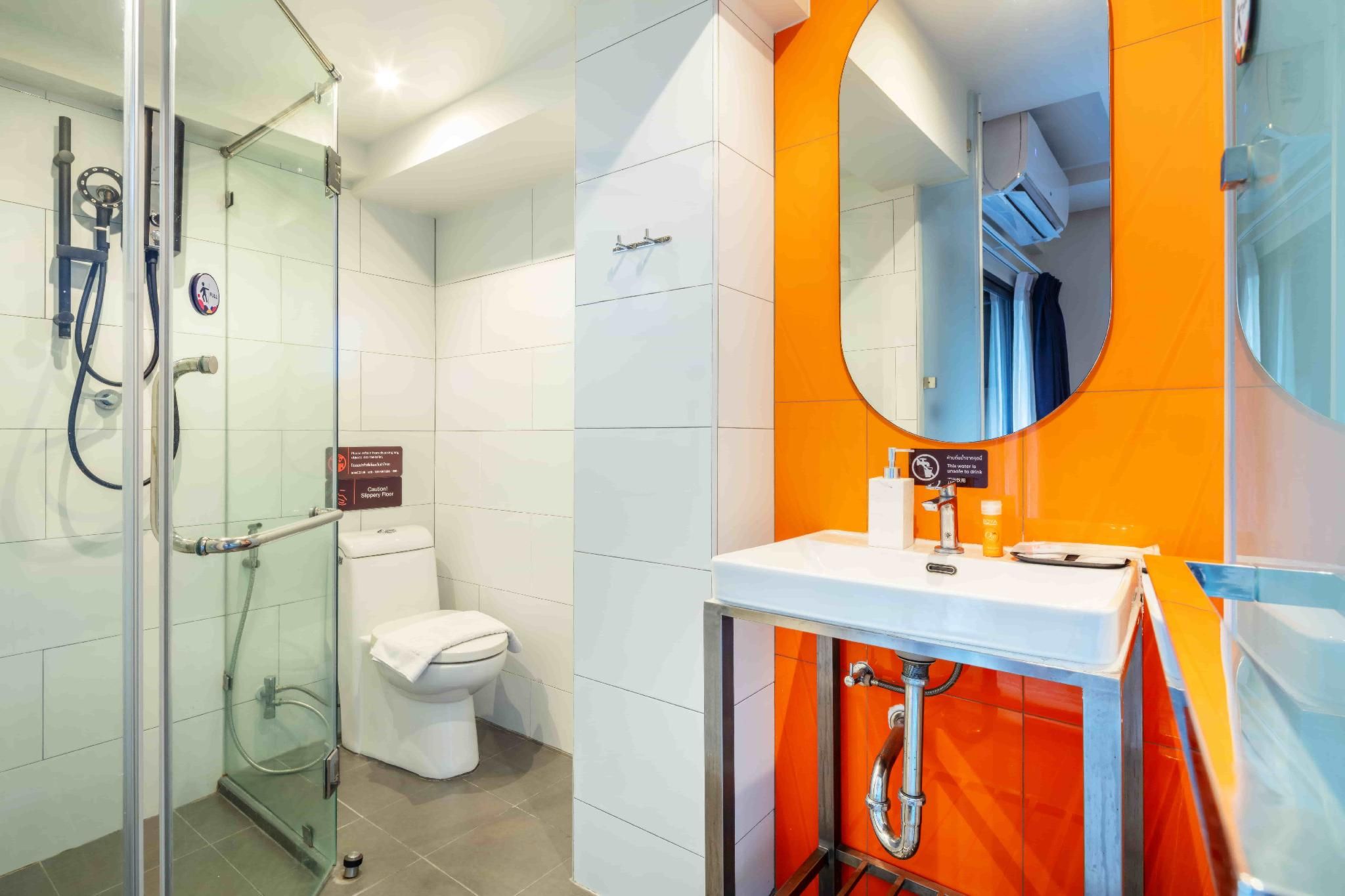 SureStay by Best Western Iconic Ari-Jatujak 2 Single Beds, Nonsmoking, Deluxe Room, Shower 3