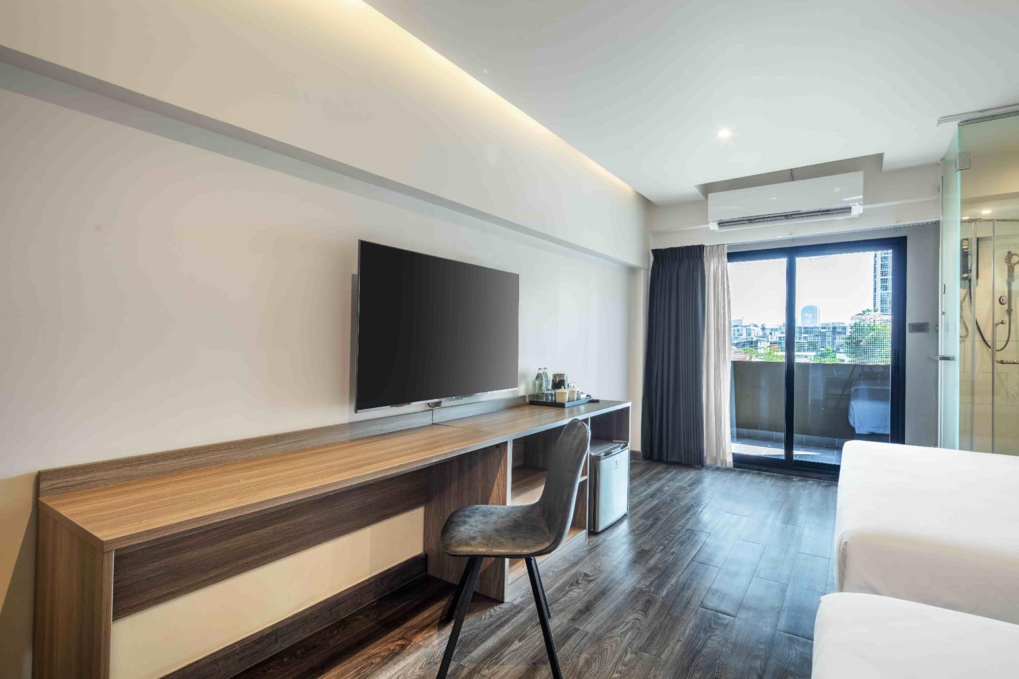 1 King 1 Single, Nonsmoking, Deluxe Room, Shower