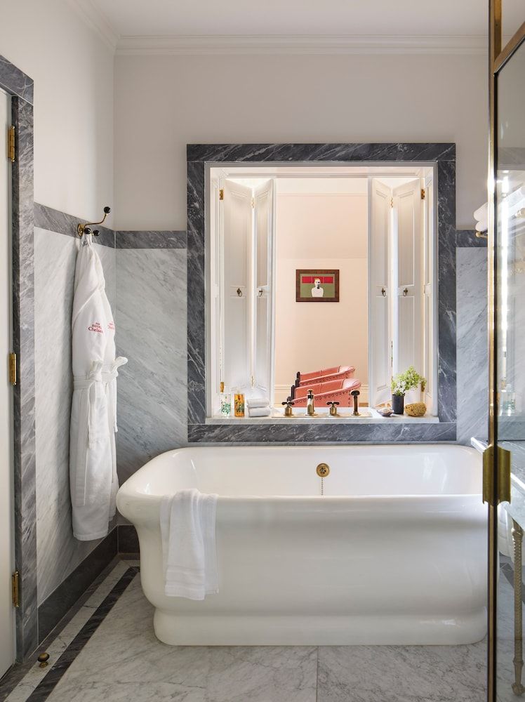 Deep Soaking Bathtub