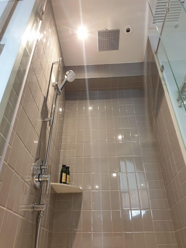 The Quarter Onnut by UHG Superior Room, 1 King Bed 7