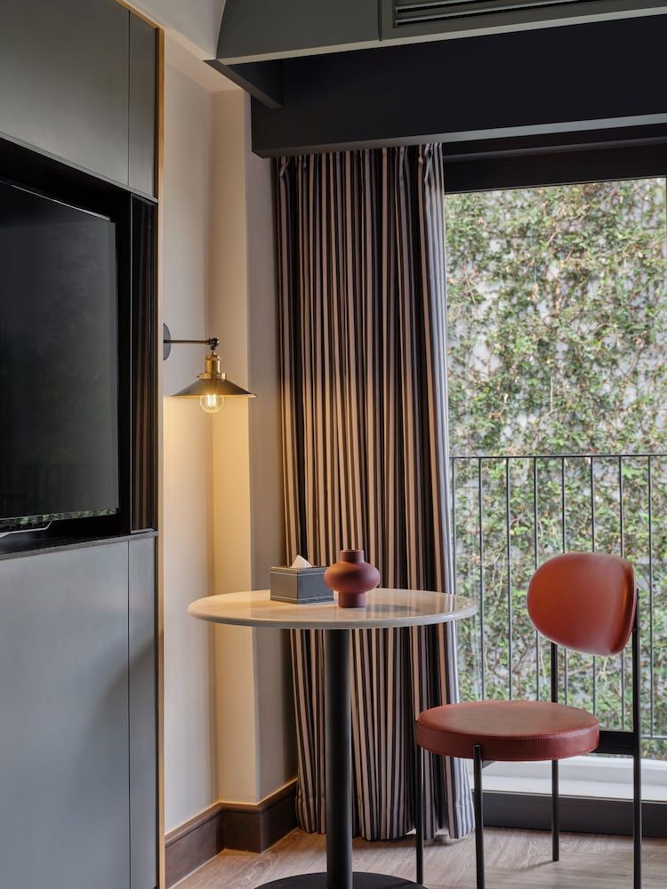 The Quarter Onnut by UHG Superior Room, 1 King Bed 9