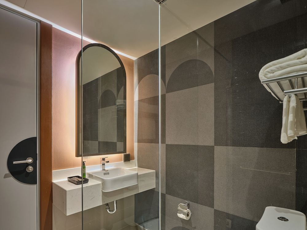 undefined The Quarter Onnut by UHG 7