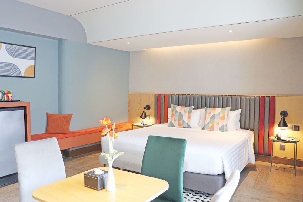 undefined The Quarter Onnut by UHG 5