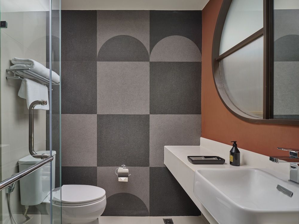 The Quarter Onnut by UHG Superior Room, 1 King Bed 6