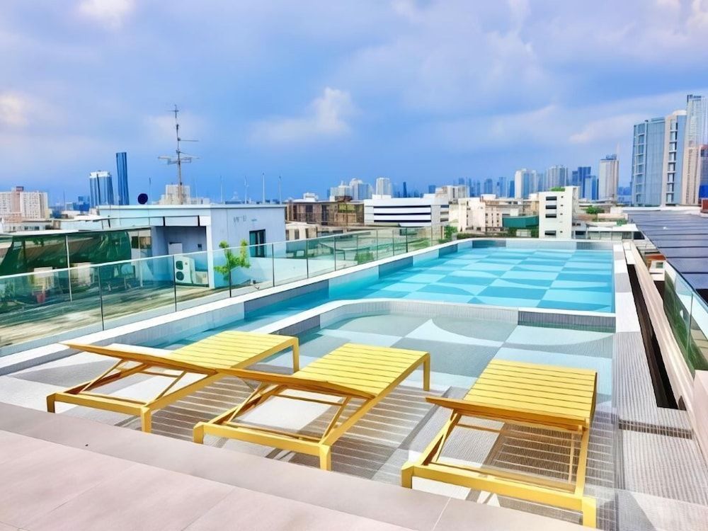 undefined The Quarter Onnut by UHG