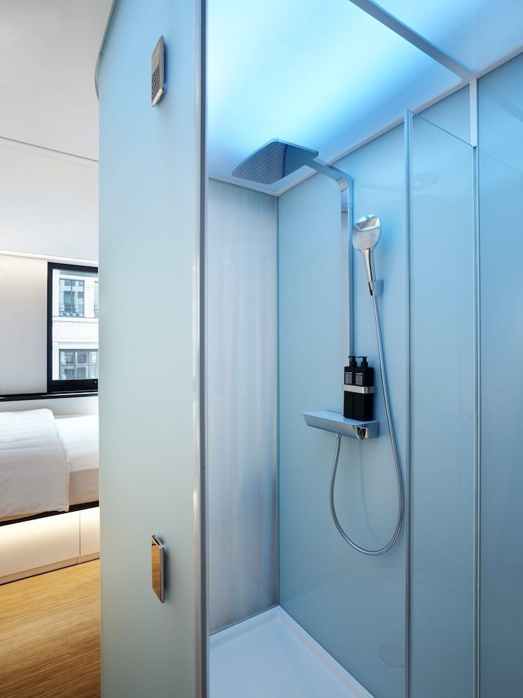 citizenM Paris Champs-Élysées Room, 1 King Bed 8