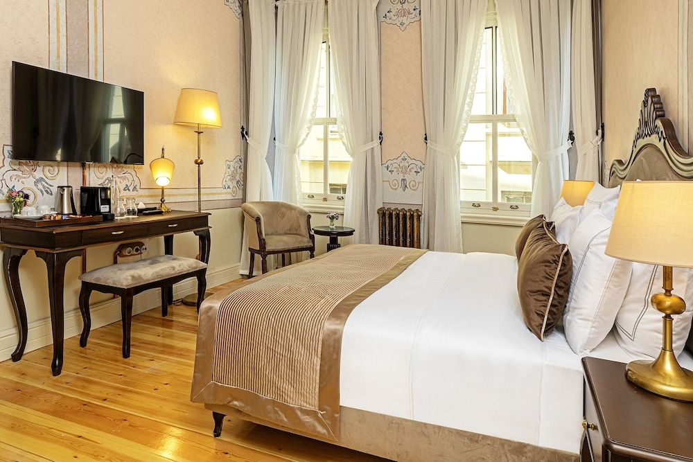 Meroddi Barnathan Hotel Deluxe King Room 2