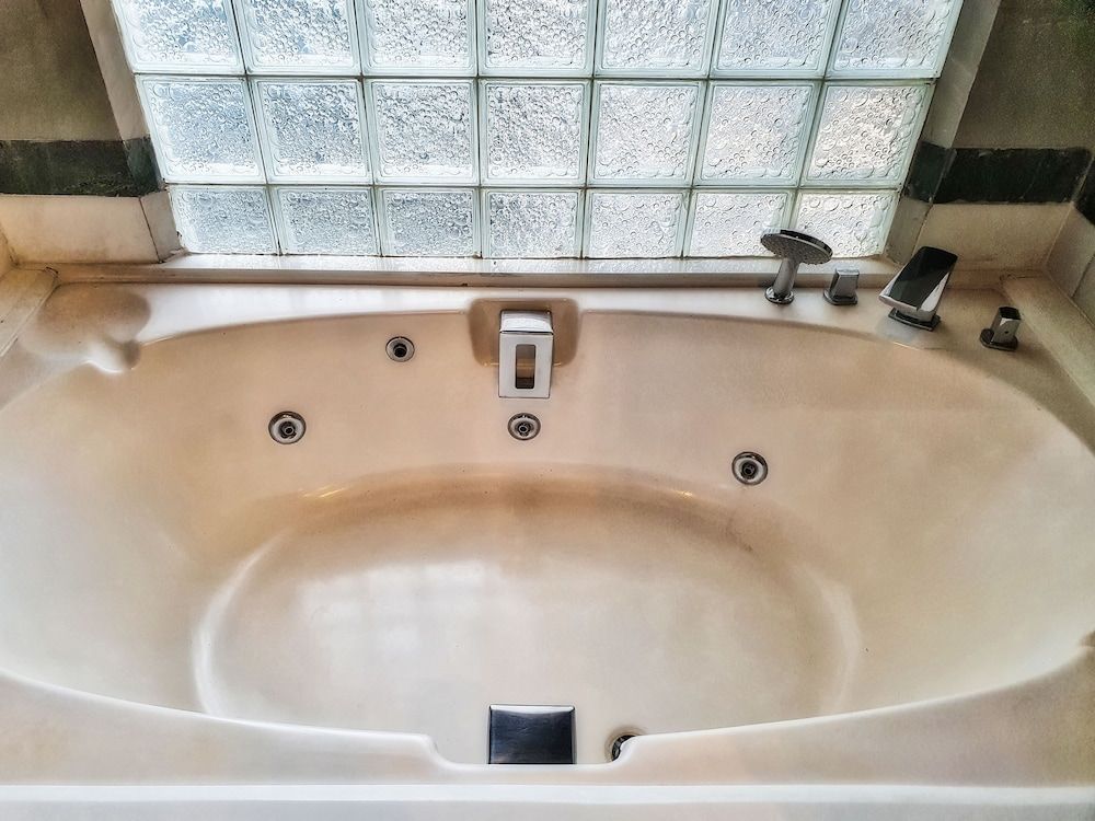 Deep Soaking Bathtub