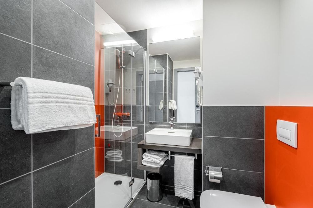 Campanile Vienna South Standard Room, 1 King Bed 5