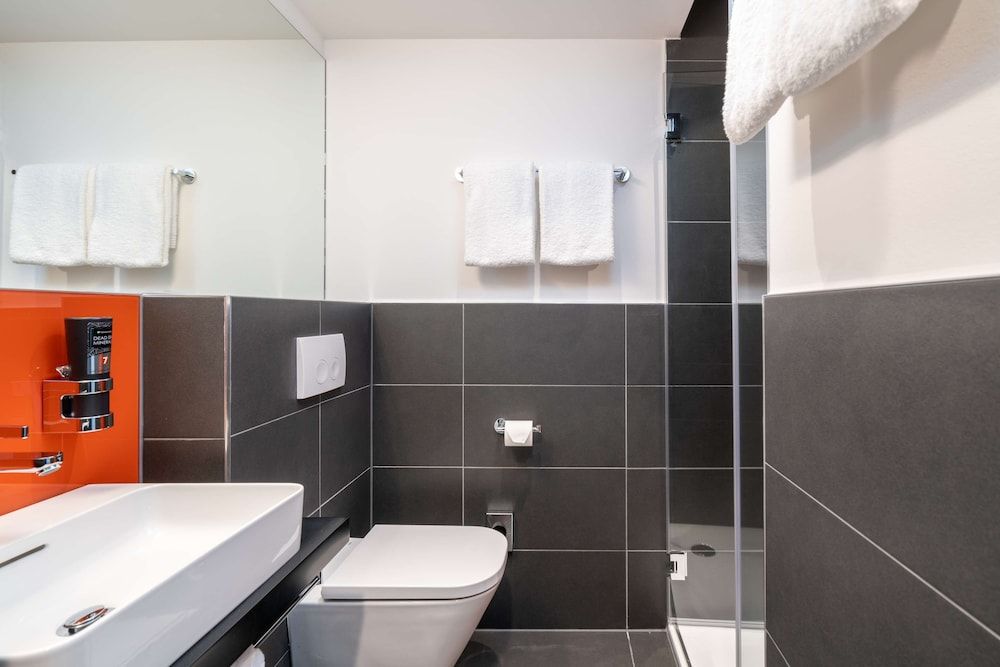 Campanile Vienna South Standard Room, 1 King Bed 7