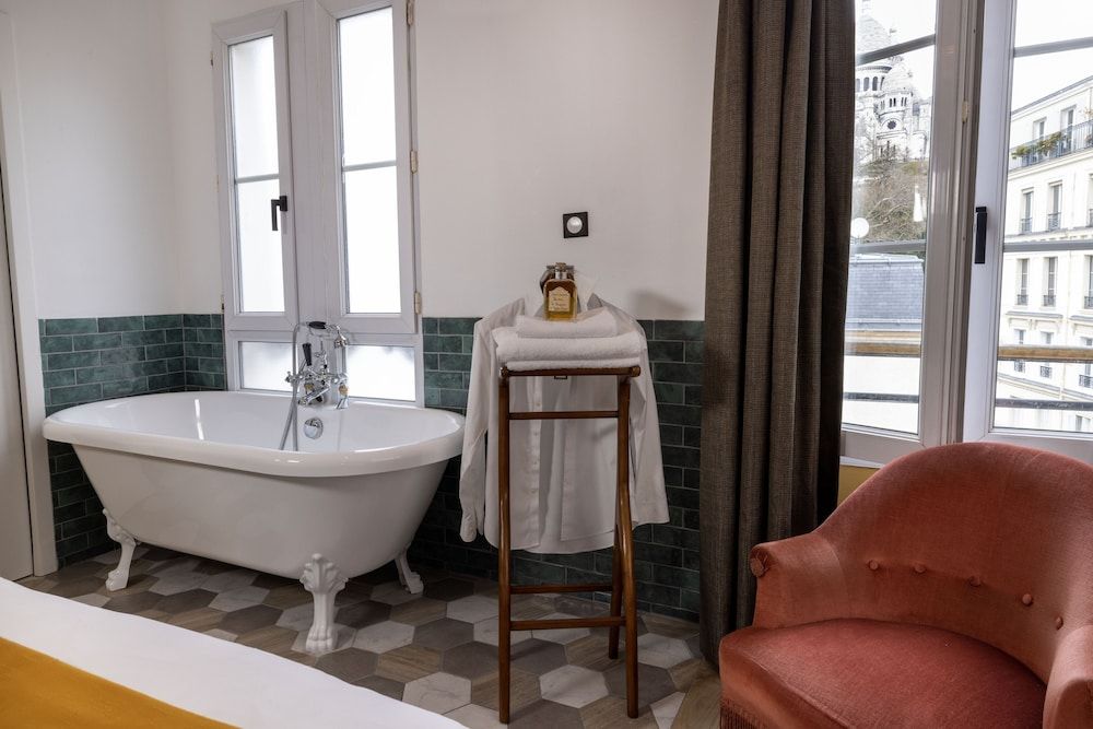 Le Village Montmartre by Hiphophostels Double Room - Superior with View 8