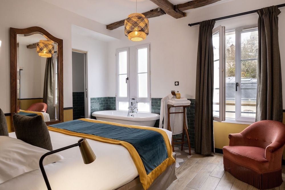 Le Village Montmartre by Hiphophostels Double Room - Superior with View 3