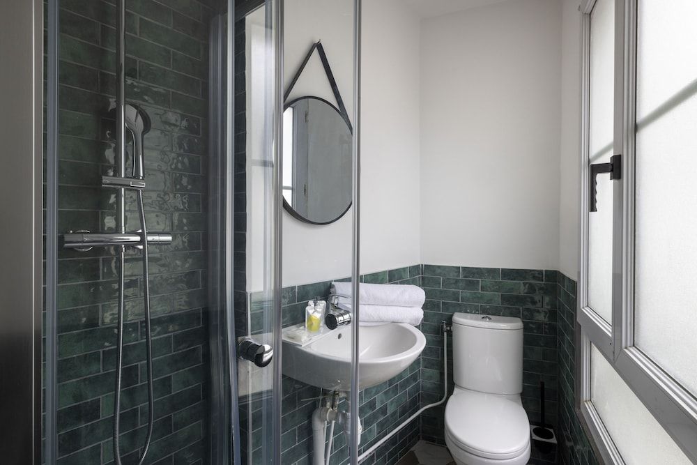 Le Village Montmartre by Hiphophostels Double Room - Superior with View 7