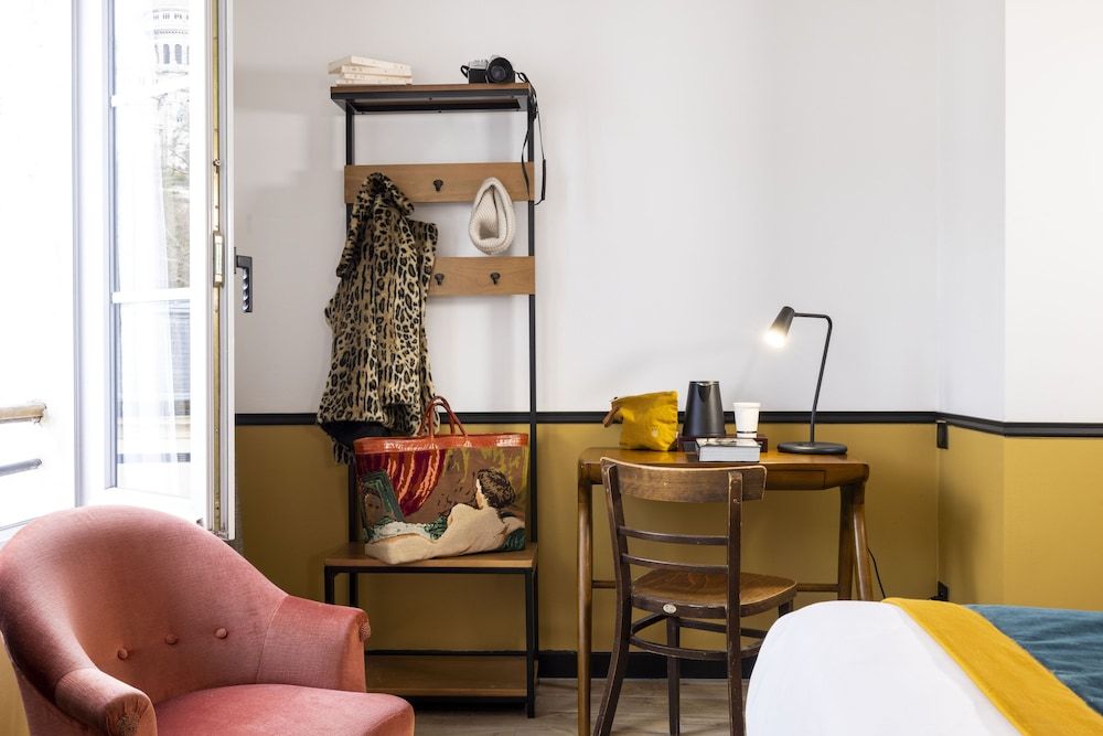 Le Village Montmartre by Hiphophostels Double Room - Superior with View 9