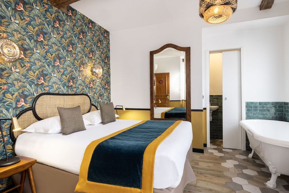 Le Village Montmartre by Hiphophostels Double Room - Superior with View 4