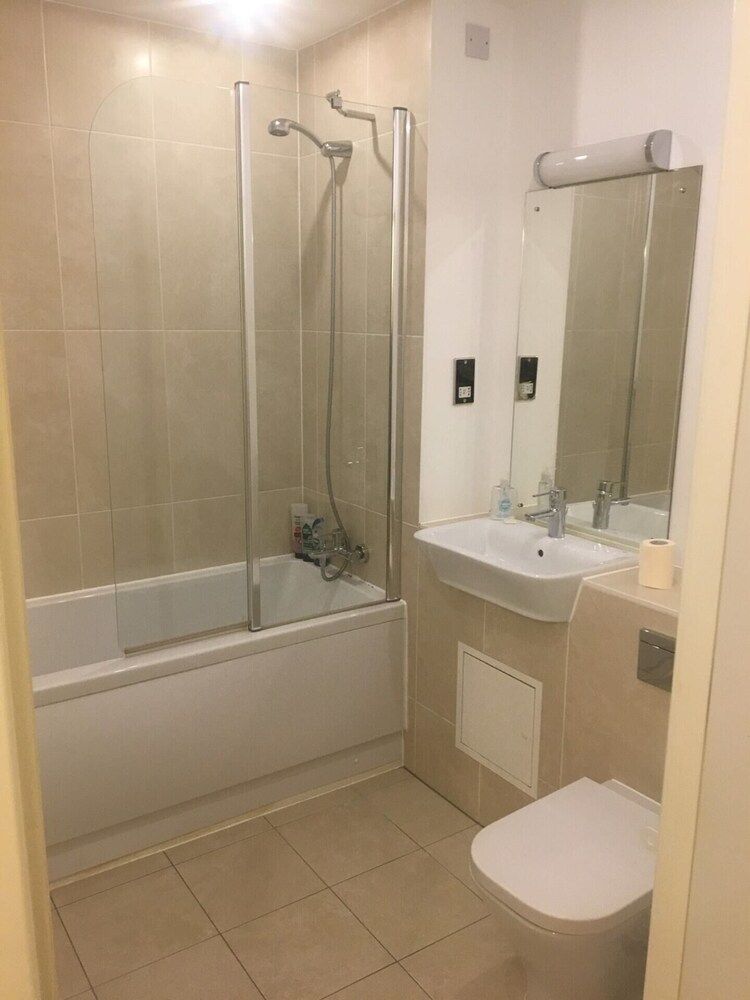 undefined Bright & Modern 1 Bedroom Flat in Shepherds Bush 8