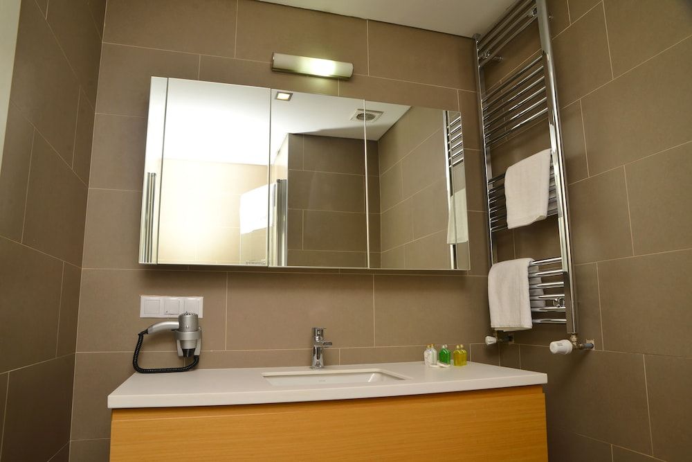 Double Park Suites Senior Apartment 8