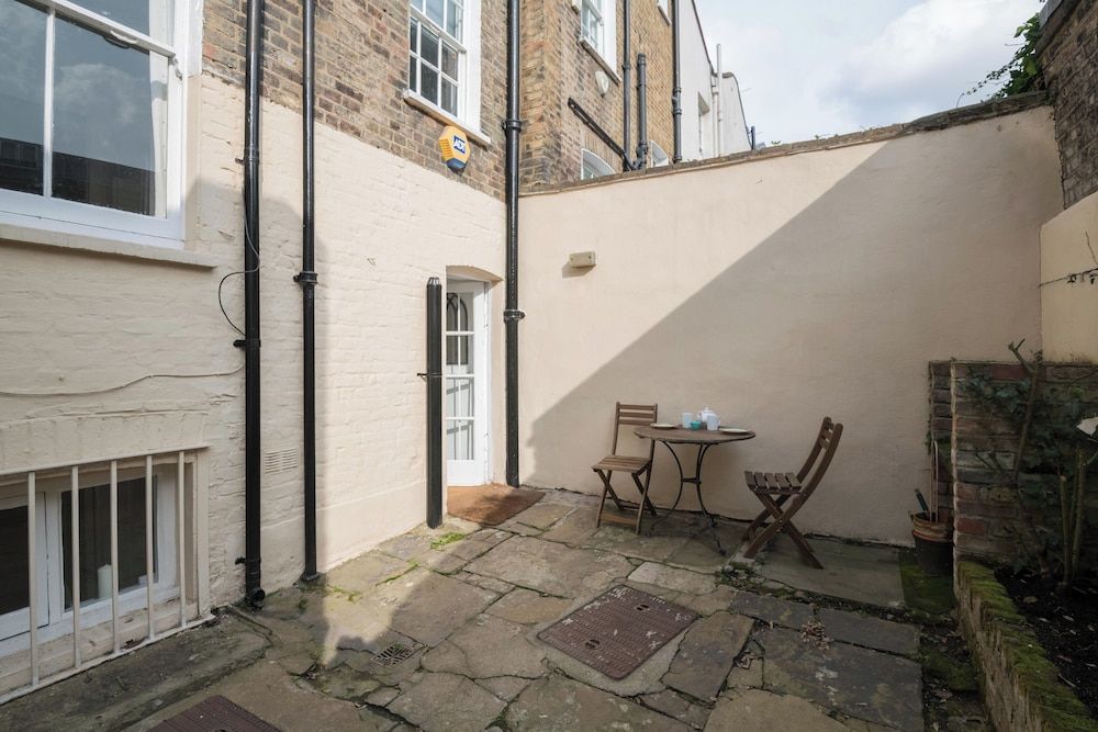 undefined Stylish Sloane Square Home Close to Victoria by Underthedoormat 4