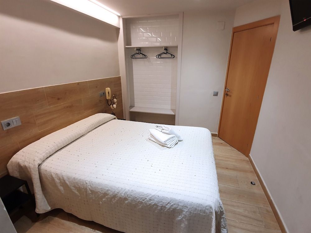 Hostal Sant Ramón Double Room, Shared Bathroom (Shower in room) 3