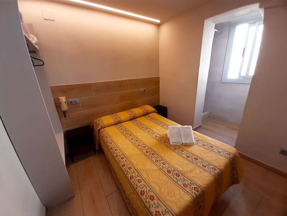 Hostal Sant Ramón Double Room, Shared Bathroom (Shower in room) 4