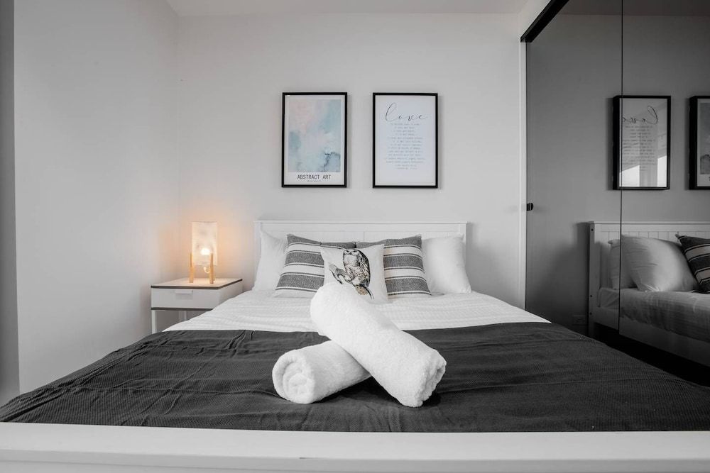 undefined Breathtaking Lake/parkview Apt Pool&gym@3br 9