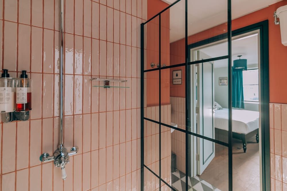 Selina Camden Deluxe Room 4