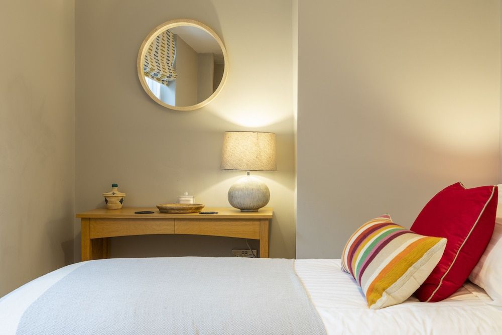 undefined JOIVY Gorgeous 3-bed maisonette in Westbourne Green with patio 10