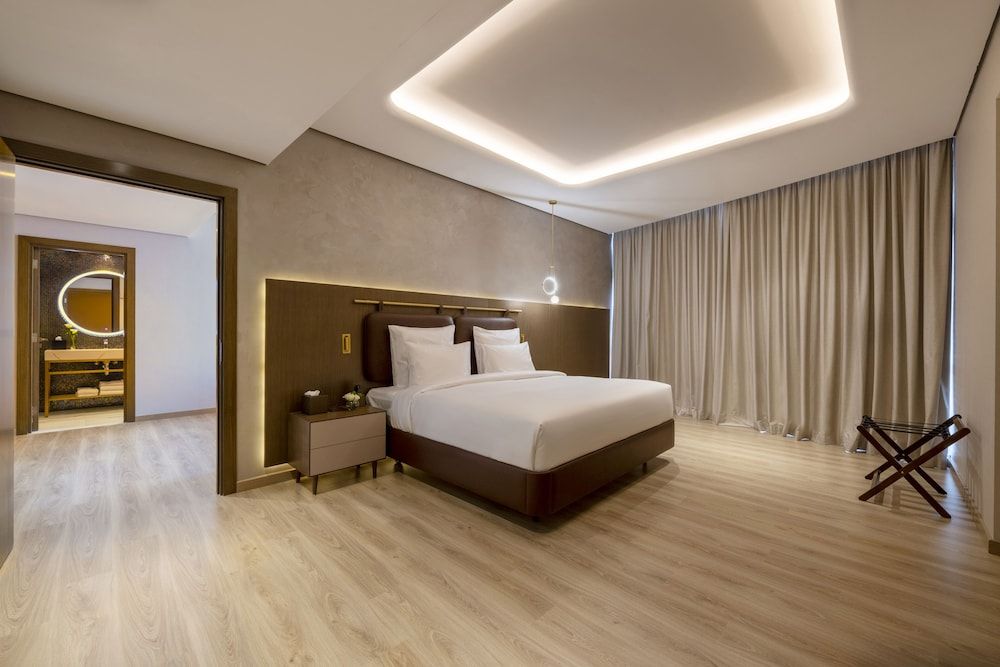 Premium Suite, 1 King Bed, City View