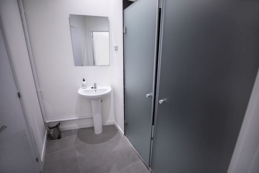 Hostel MYD La Latina 1 cama en habitación compartida mixta de 10 camas, baño privado 19