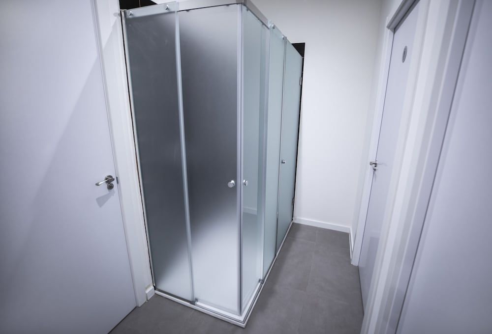 Hostel MYD La Latina 1 cama en habitación compartida mixta de 10 camas, baño privado 17