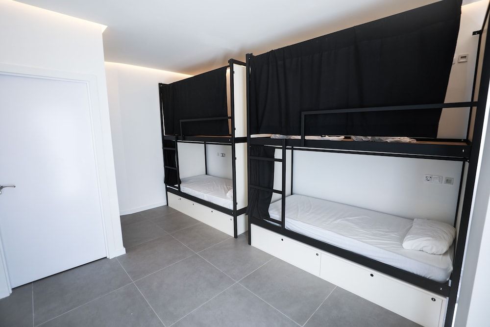 Hostel MYD La Latina 1 cama en habitación compartida mixta de 10 camas, baño privado 7