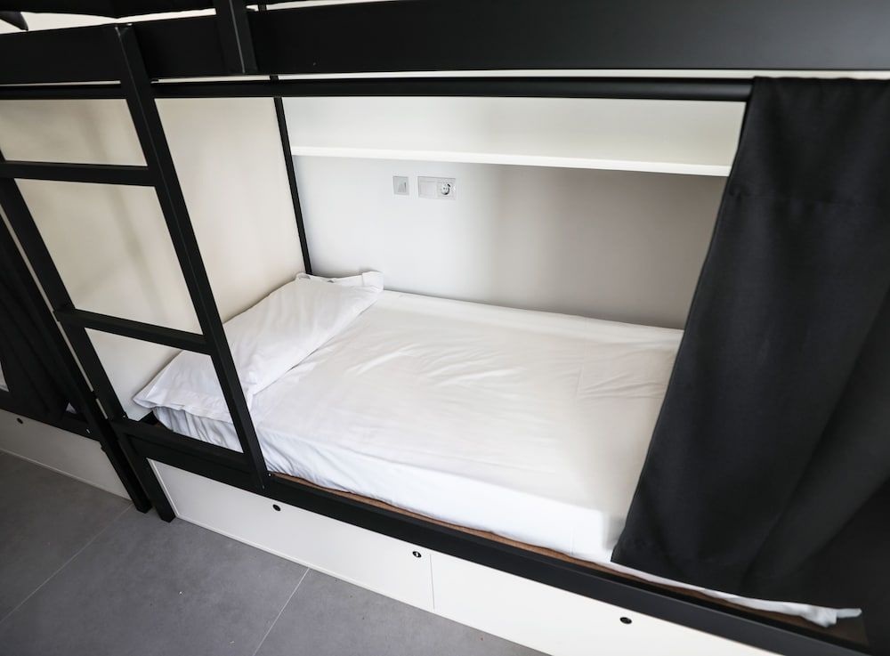 Hostel MYD La Latina 1 cama en habitación compartida mixta de 10 camas, baño privado 9