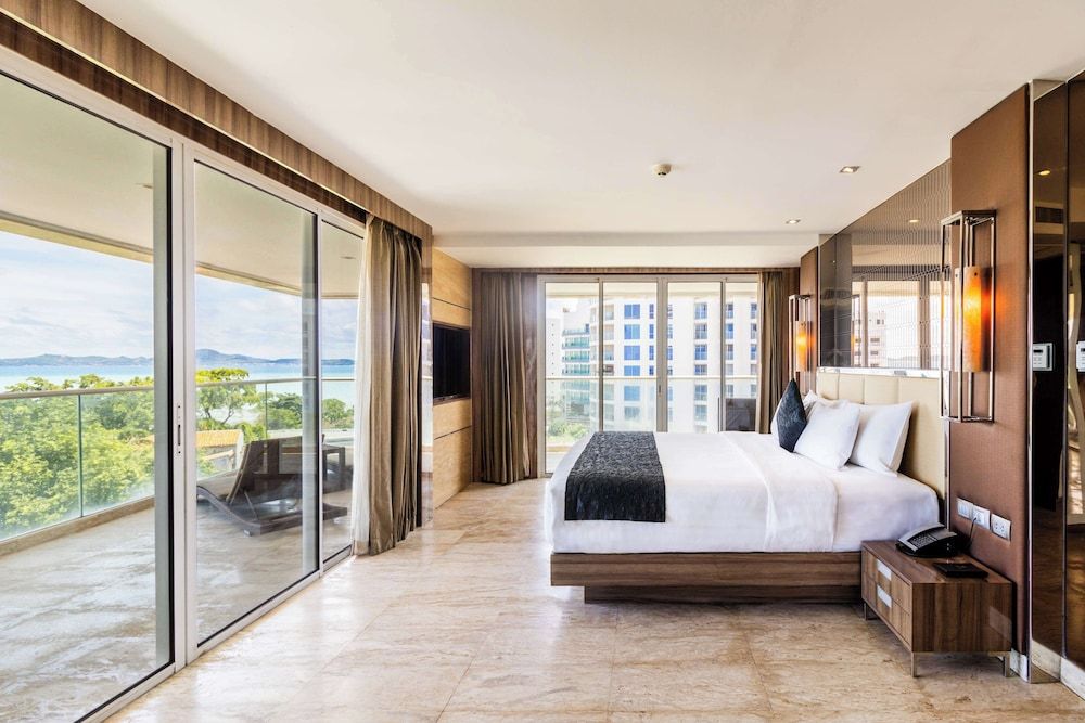 Family Suite, Multiple Beds, Balcony, Ocean View (Living Room)