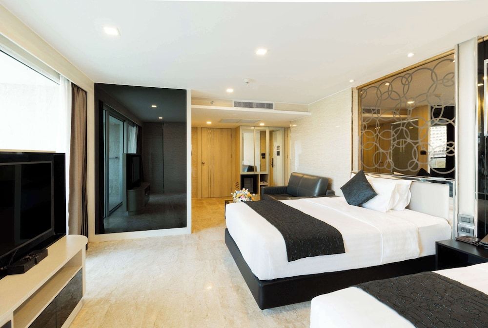 Junior Suite, 2 Twin Beds, Balcony, City View (Living Room)