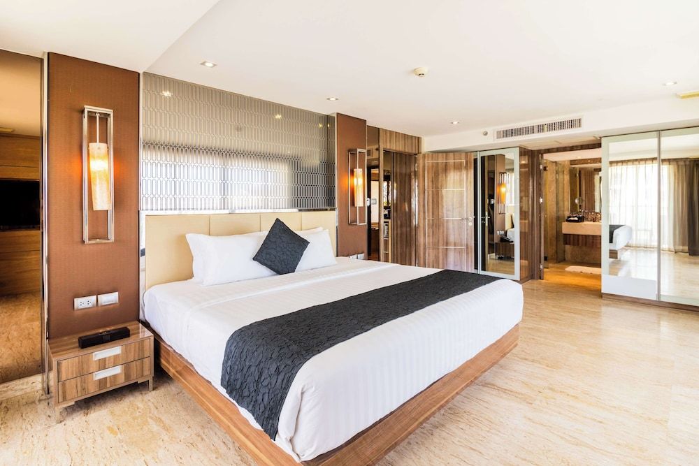 Family Suite, Multiple Beds, Balcony, City View (Living Room)