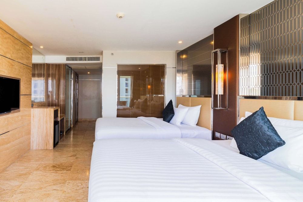 Deluxe Room, 2 Twin Beds, Balcony, City View