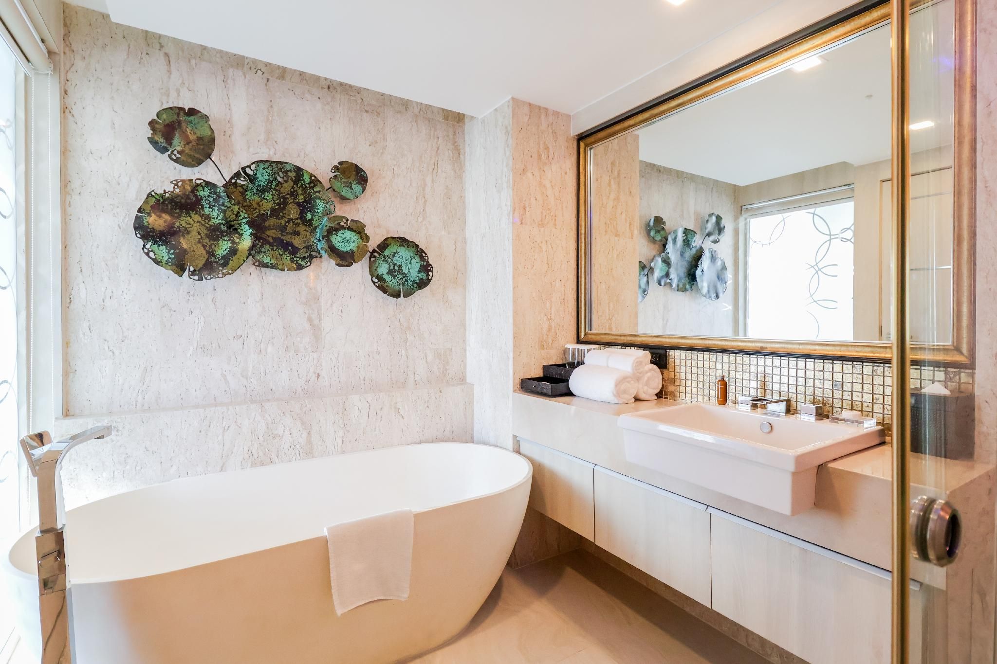 The Sanctuary Resort Pattaya, BW Signature Collection 1 King Bed, Nonsmoking, Junior Suite, Balcony, City View, Living Room, Bathtub 2