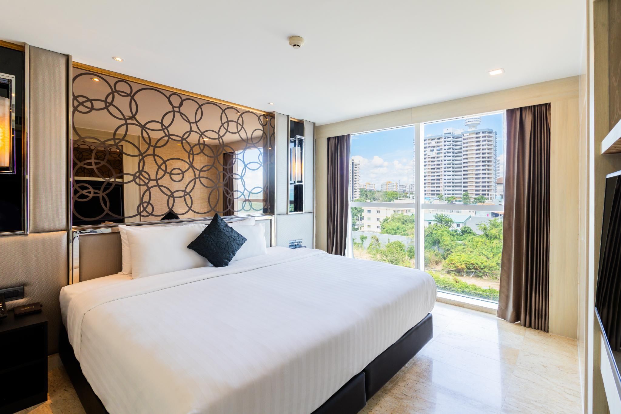 The Sanctuary Resort Pattaya, BW Signature Collection 1 King Bed, Nonsmoking, Junior Suite, Balcony, City View, Living Room, Bathtub